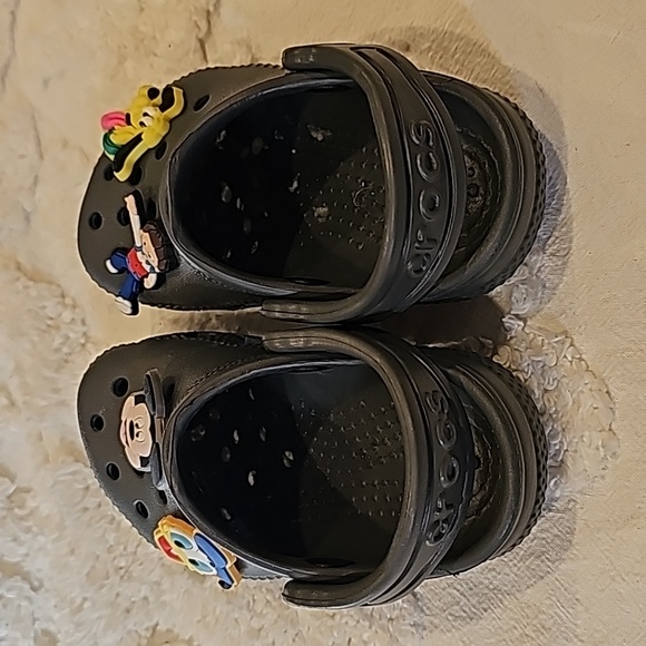 Crocs comes with the four charms on it - Picture 4 of 6